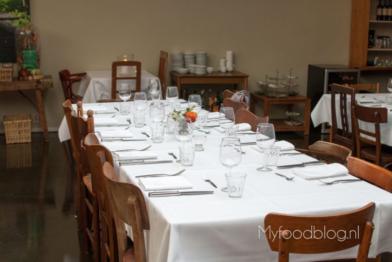 terwijl wij kookten werd de tafel gedekt...