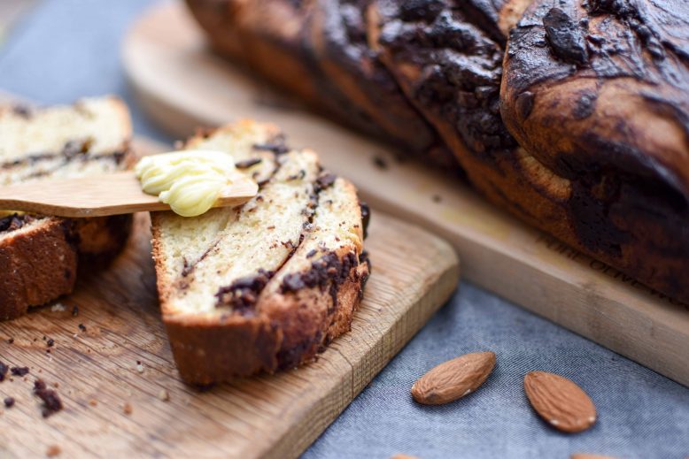babka met chocolade - besmeerd met boter